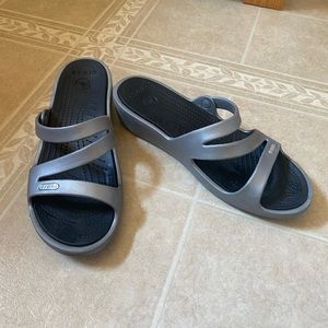 Crocs sandals in gray/ silver.